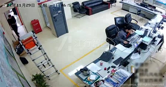 图片包含 游戏机, 桌子, 房间

描述已自动生成